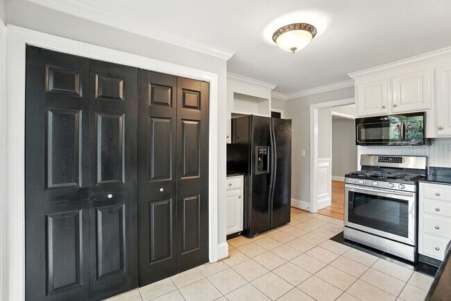 Building Photo - Perfect blend of Charm and Convenience!
