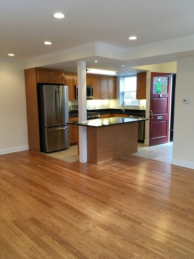 Building Photo - GREAT 2Br/1Bth available NOW. Heat/Hot Water included in rent!