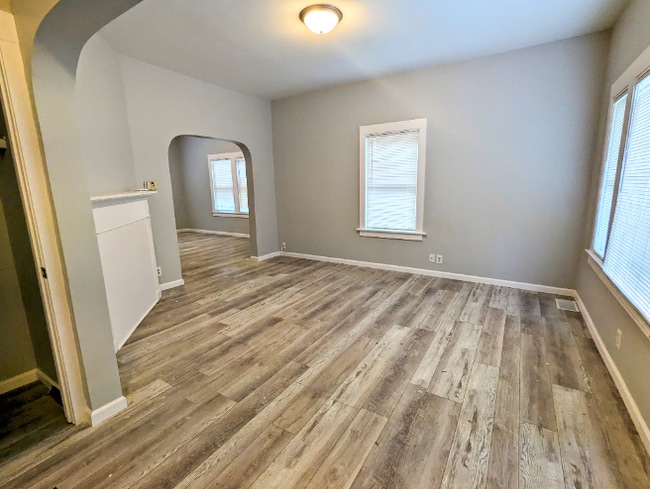Building Photo - !! MOVE IN SPECIAL: $300 OFF on 1st Month'...