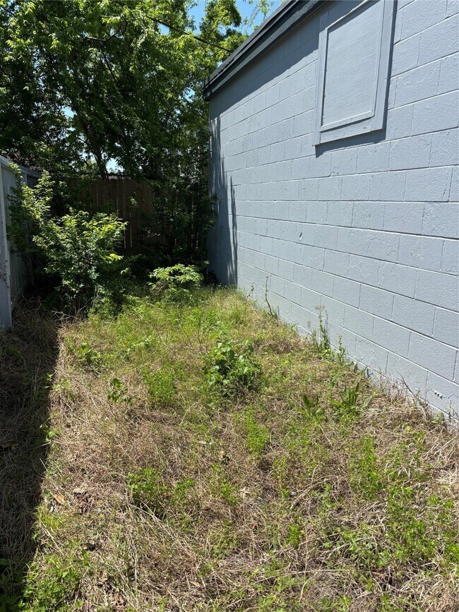 Building Photo - 401 W James Ave