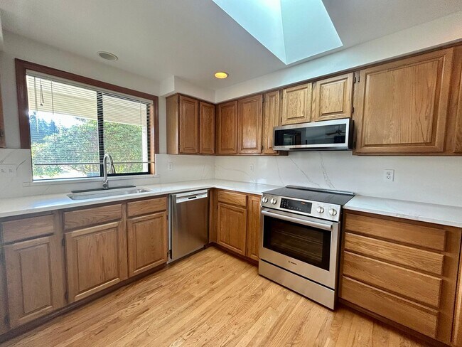 Building Photo - 12371 Rainier Dr