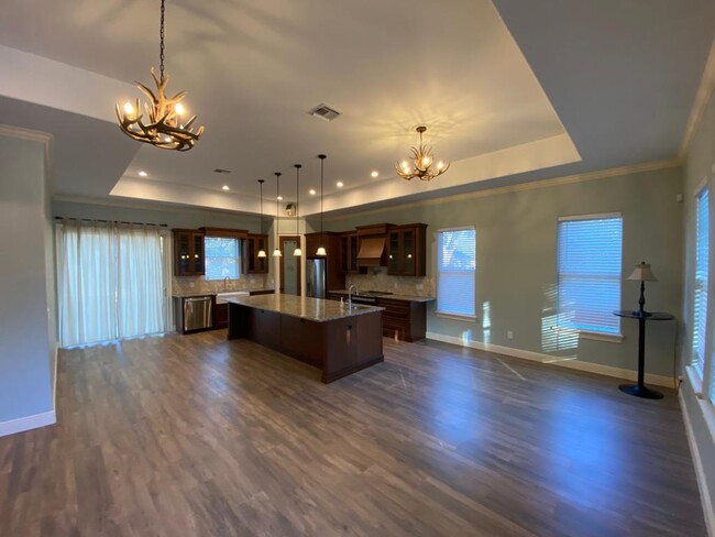 Building Photo - 921 Foxfire Trail