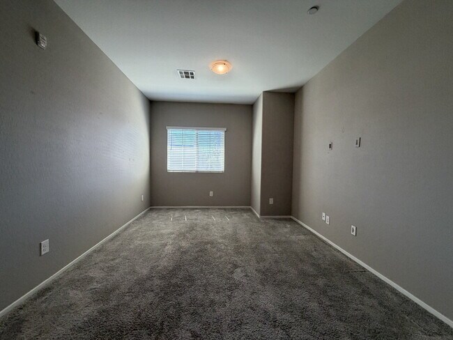 Building Photo - GATED 3 BED 3 BATH 2 CAR GARAGE TOWNHOUSE W/ BED AND BATH DOWNSTAIRS + LOFT & YARD. COMMUNITY FEA...