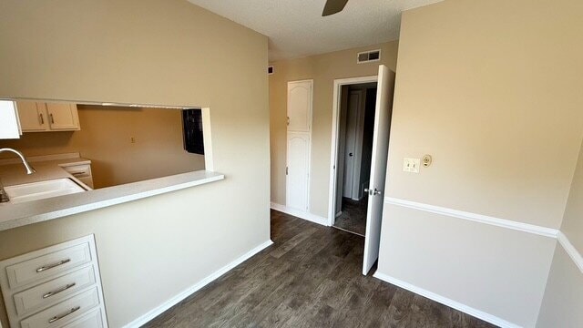 Building Photo - NORTH EAST SIDE 2 BEDROOM TOWNHOME AVAILABLE NOW!