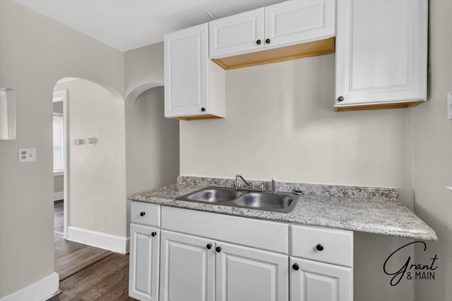 Building Photo - $1300 3 bedroom bungalow