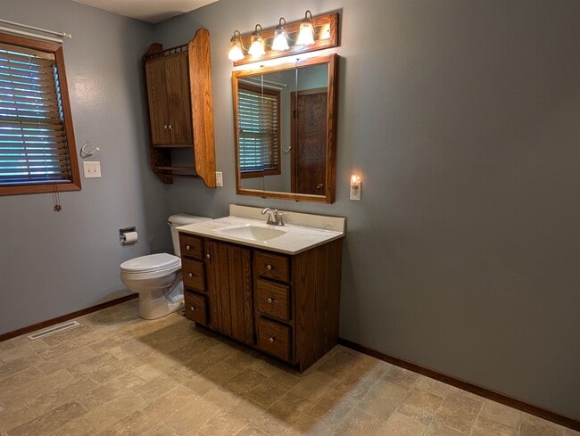 Building Photo - 204 Hickory Dr
