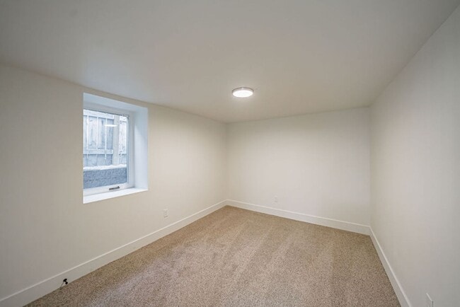 Building Photo - Lower unit renovated property near ISU.