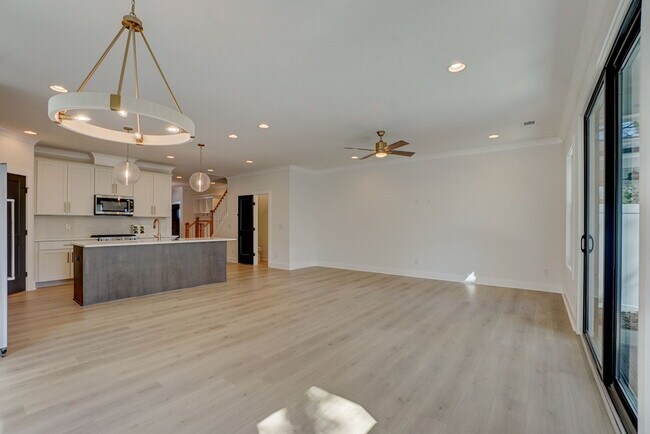 Building Photo - 1112 Pender St