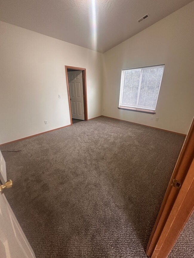 Building Photo - MOVE IN SPECIAL! New Carpet, flooring & pa...