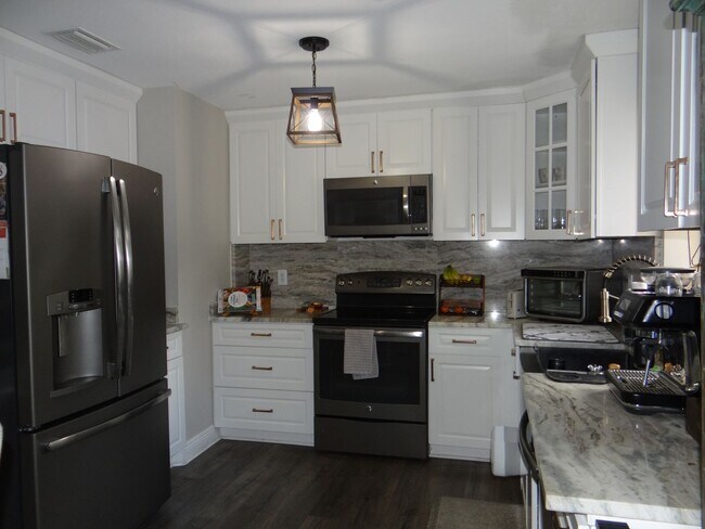 Building Photo - Charming 3-Bed, 2-Bath Pool Home in Desirable Winter Springs