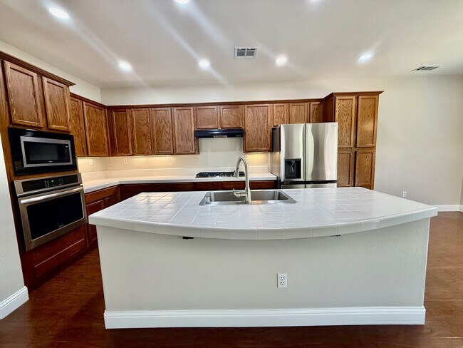 Building Photo - Beautiful home near Woodcreek high school