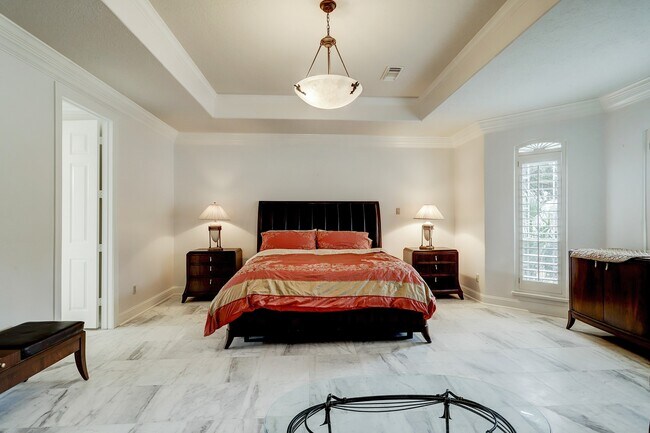 Building Photo - 13703 Lakeshore Way Cove