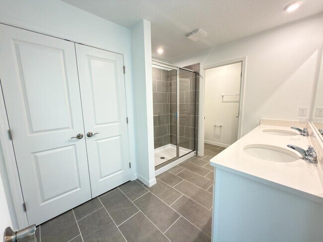 Building Photo - 1327 Normandy Dr