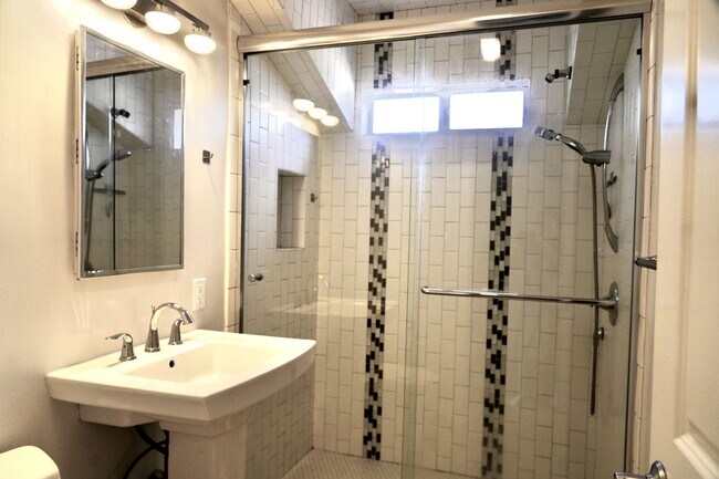 Building Photo - 4423 Cahuenga Blvd