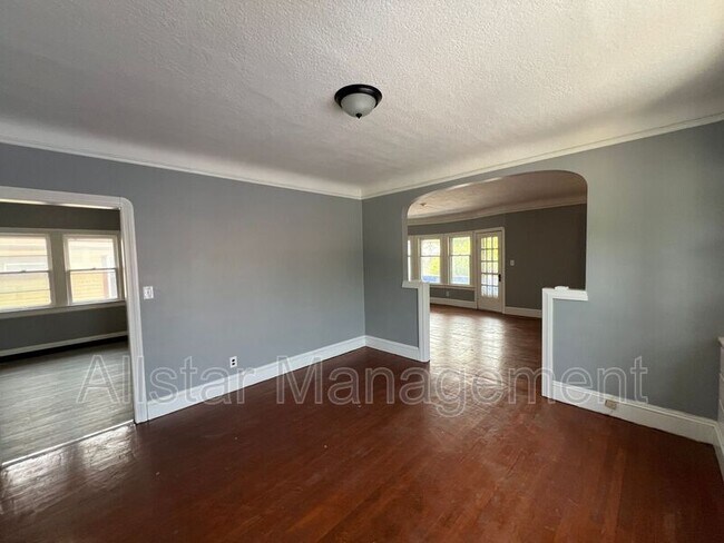 Building Photo - 3255 E 139th St