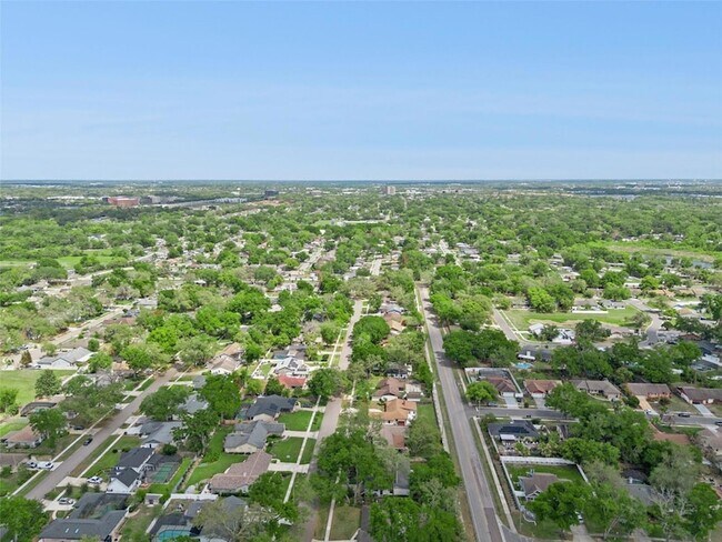 Building Photo - 4136 Tall Tree Dr