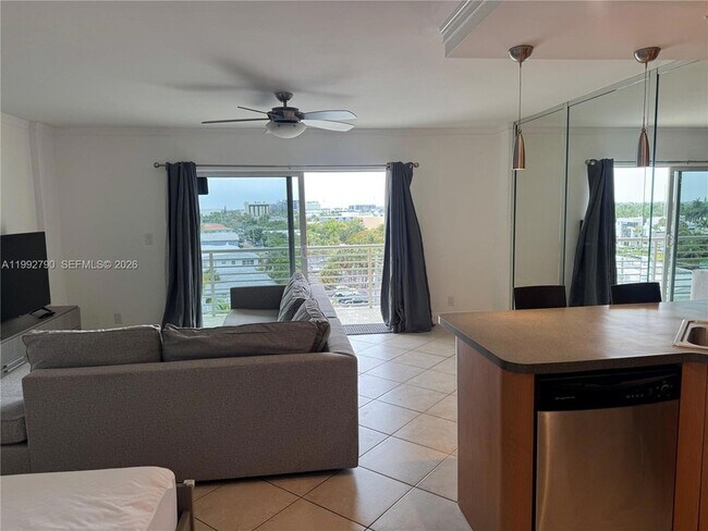 Building Photo - 2900 NE 30th St