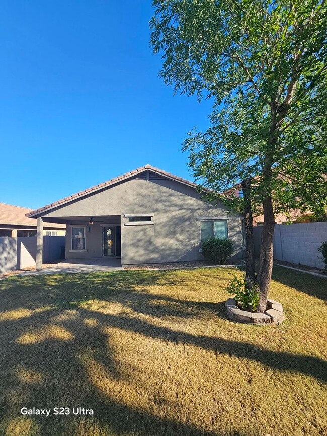 Building Photo - Well maintained 3 bedroom 2 bath charming home Free rent OAC