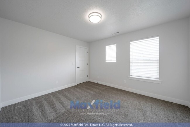 Building Photo - Spacious Twin Home - EV friendly - North S...