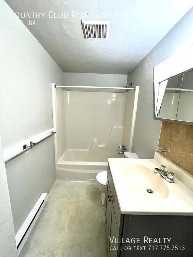 Building Photo - 605 Country Club Rd