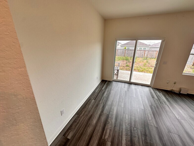 Building Photo - Room in House on Maple Ter
