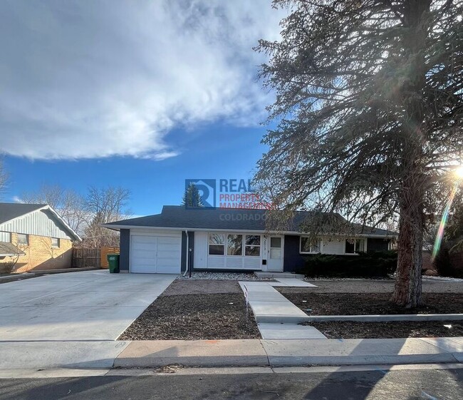 Building Photo - 2013 W Lake St