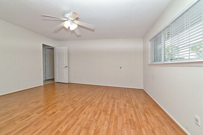 Building Photo - 5822 W Bellfort Ave