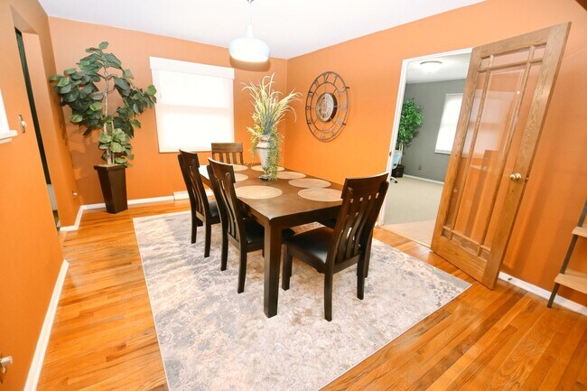 Building Photo - Furnished or unfurnished 4 bedroom 3 full bath home near the University of Notre Dame.