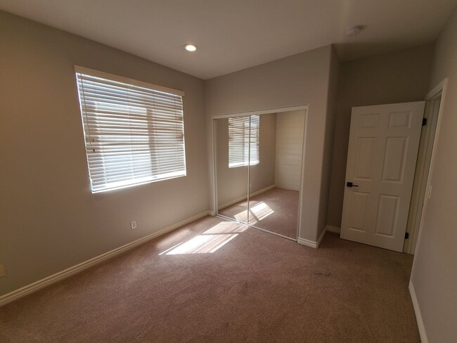 Building Photo - Great golf course views