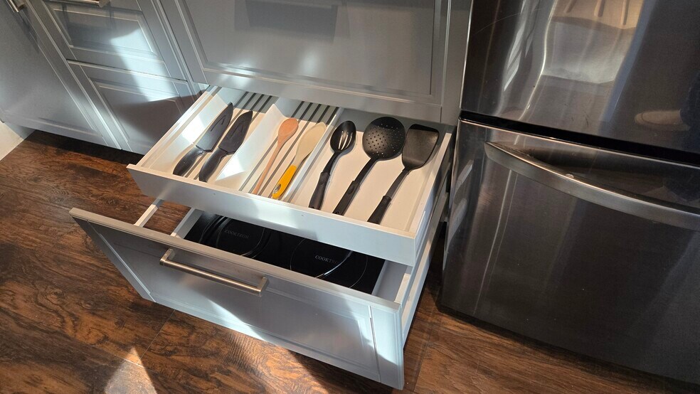 Cooking utensil drawer - 10224 Aviary Dr