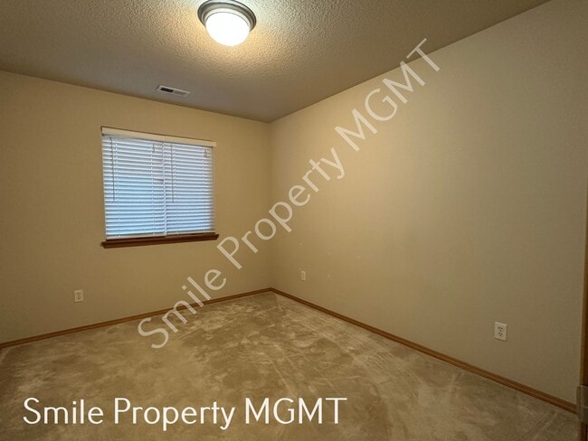 Building Photo - Lovely house with 4 bedrooms and 2.5 bathroom.