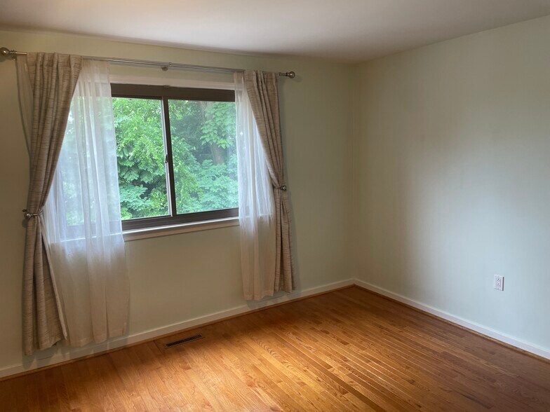 Second bedroom - 233 Marywatersford Rd