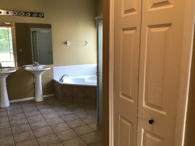 Building Photo - 922 Lake Biscayne Way