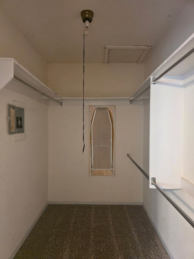 Building Photo - Nice modern style 1 Bdrm Condo in Delaware...