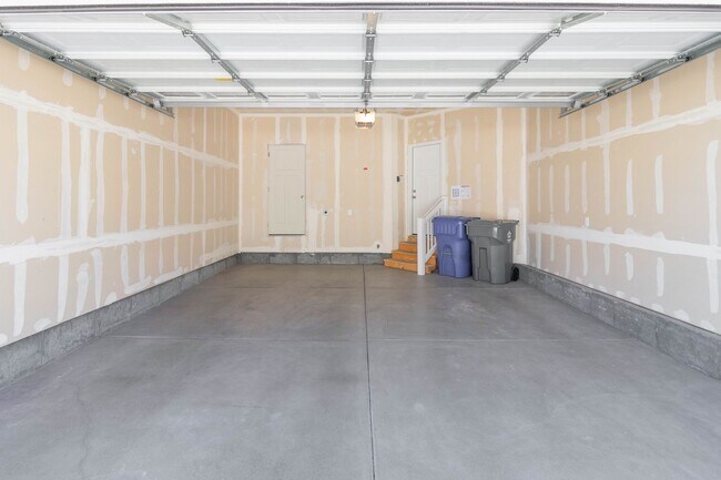 Building Photo - Beautiful 4 Bedroom Townhome in Saratoga Springs!