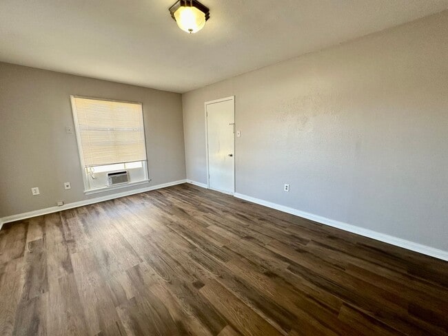 Building Photo - Spacious 3 bed/1 bath rental - Available Now!