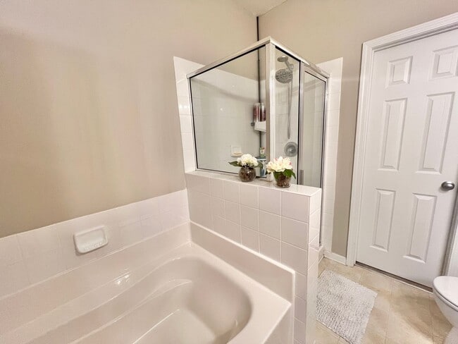 Building Photo - Beautiful 3BD, 2.5BA Raleigh Townhome in t...