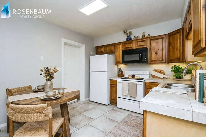 Building Photo - 208 S Doran