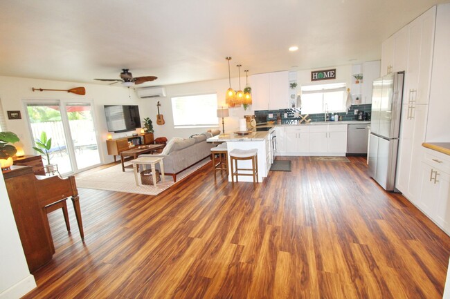 Building Photo - Standalone, Remodeled, Tastefully Furnishe...