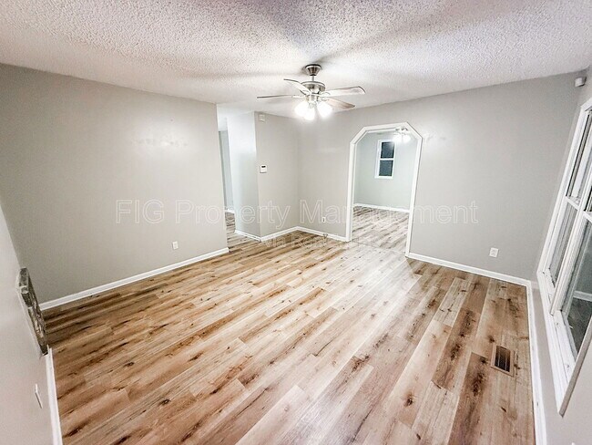 Building Photo - 811 Castleview Cir