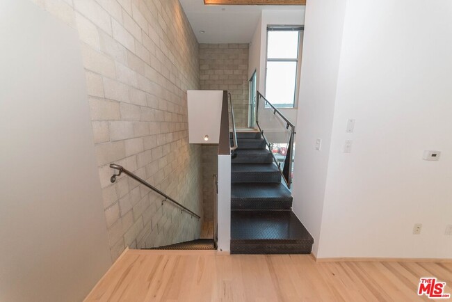 Building Photo - 717 Highland Ave