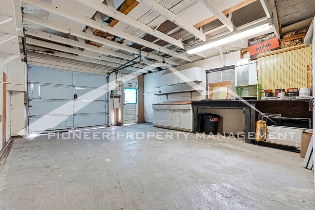 Building Photo - Spacious Home with Office and Fenced Yard