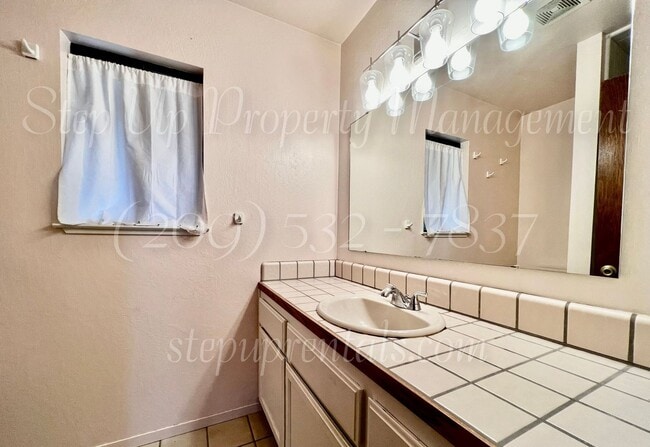 Building Photo - Spacious 3 Bedroom, 2.5 Bath Home in Myers Hill!