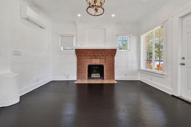 Building Photo - 208 S K St