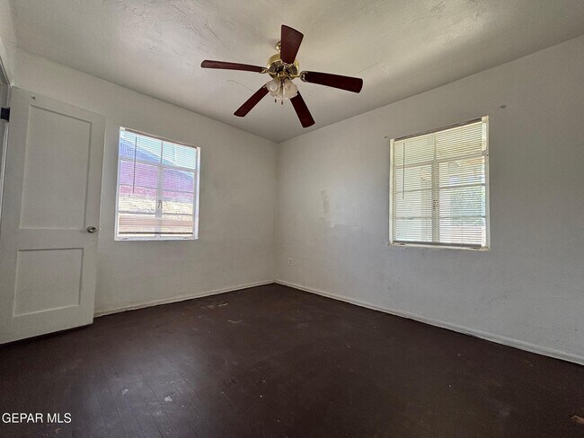 Building Photo - 212 Red Robin Dr