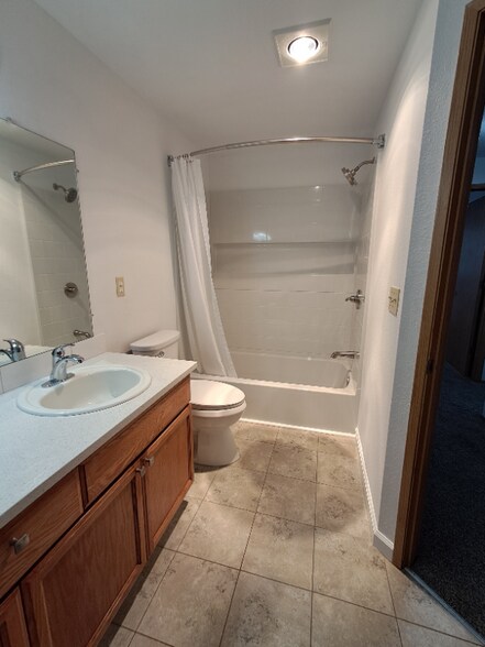 Building Photo - 806 SE 153rd Ave