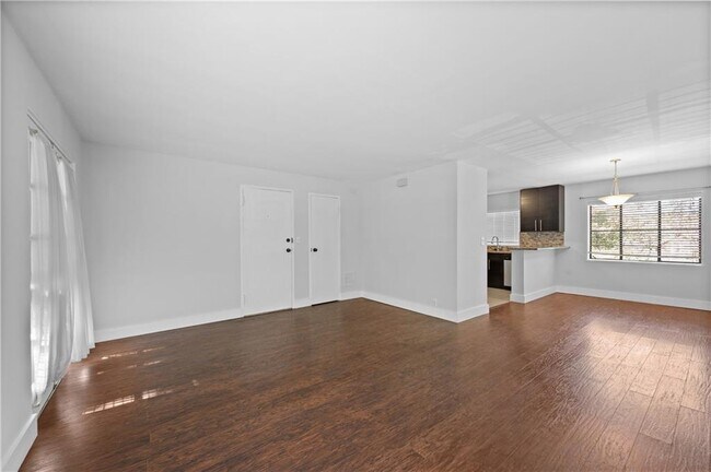 Building Photo - 1370 Chalmette Dr NE