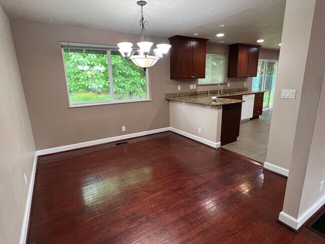 Building Photo - 4 Bedroom Milwaukie Home