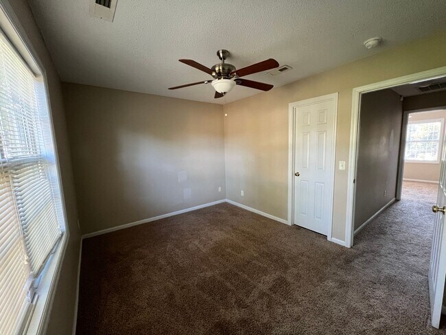 Building Photo - 216 Palace Cir