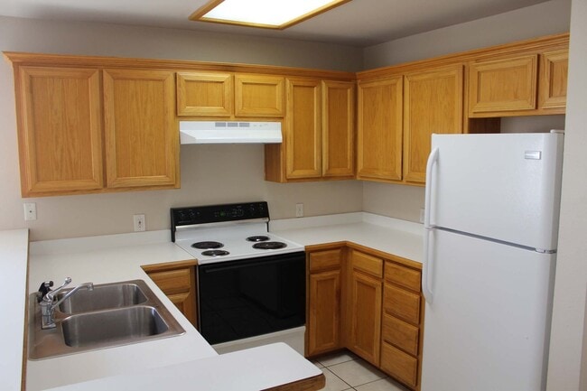 Building Photo - Great 3 Bdrm 2 Bath 1/2 Duplex in Denton Tx